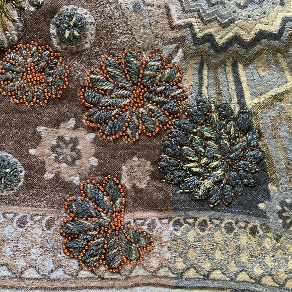 Embroidered fringed wool wrap - Picture 4 of 9